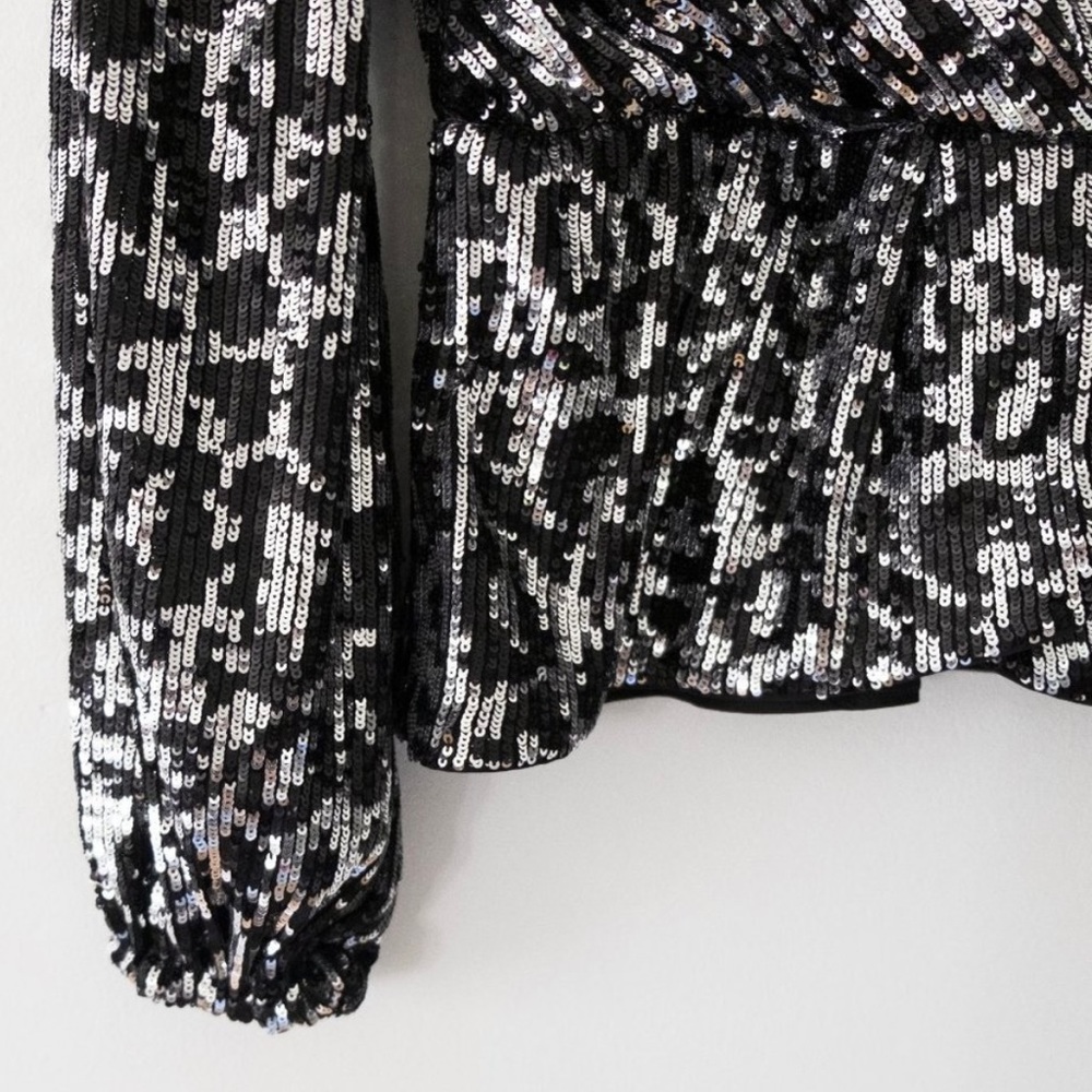 Saylor Indya Sequin Long Sleeve V Neck Top in Black Silver Leopard Print - Picture 8 of 8